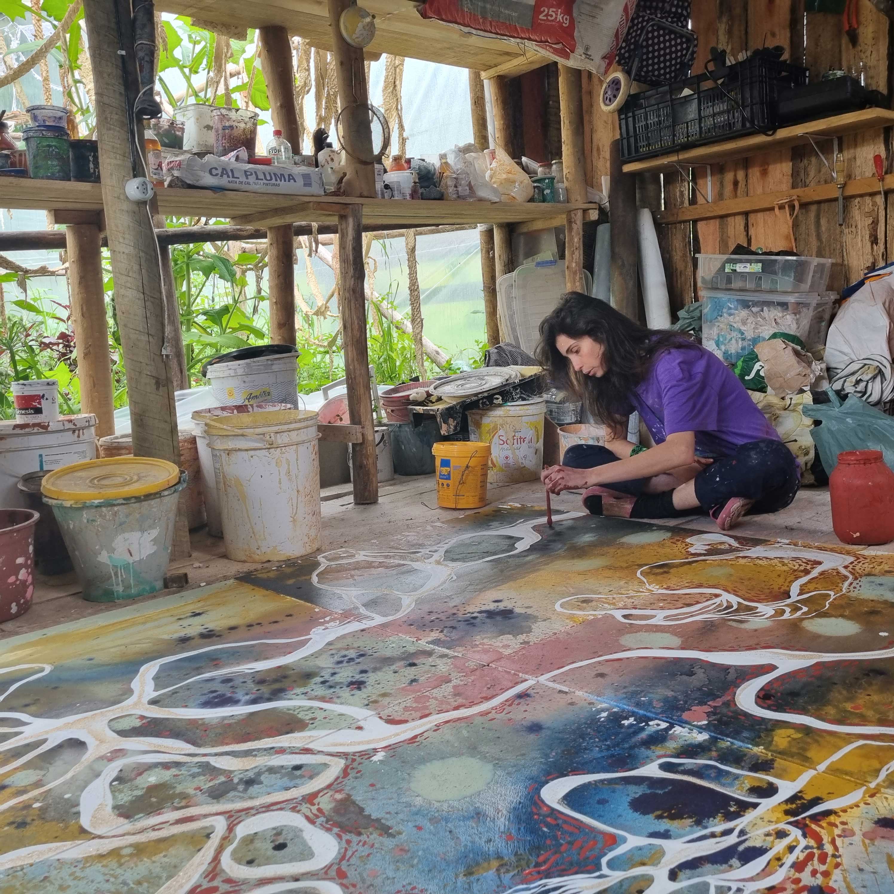 Livia Moura pintura no atelier-site